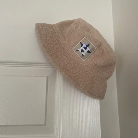 🤎 Houston Astros Sherpa Bucket Hat 🤎 - Picture 5 of 9
